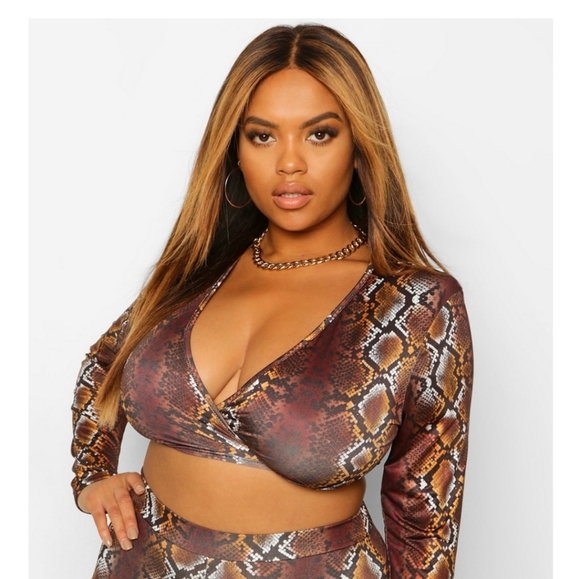 Plus Size Snake Print Crop Top - Picture 2 of 3
